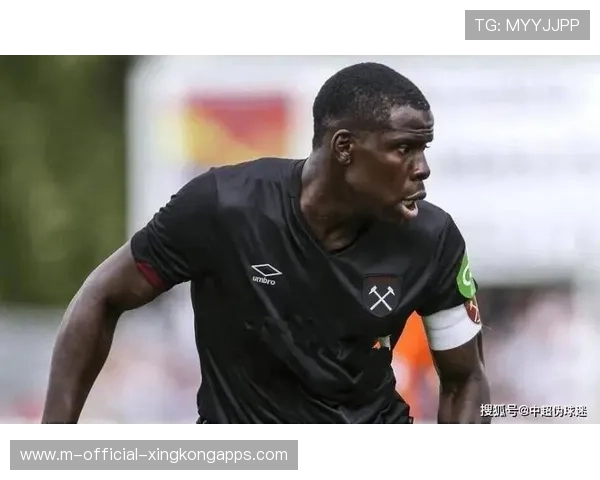 山东泰山祖马连续头球解围,对手传中全部无功而返