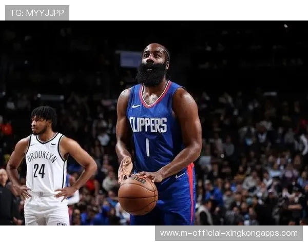 快船与76人之战哈登身着便装场边观战神情严肃